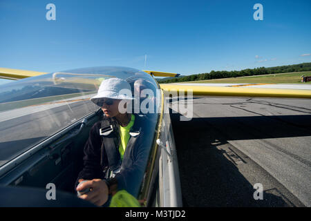 Civil Air Patrol cadet, Stephanie Logue, effectue une vérification avant vol sur un Super planeur Blanik L-23, tandis que sur l'aire de Springfield, Vermont), Logue, un étudiant de la Civil Air Patrol, région du nord-est de l'Académie de planeur, appris à voler des planeurs avec 14 autres cadets. (U.S. Air Force photo/Master Sgt. Jeffrey Allen) DSC 3340 AirmanMagazine par Banque D'Images