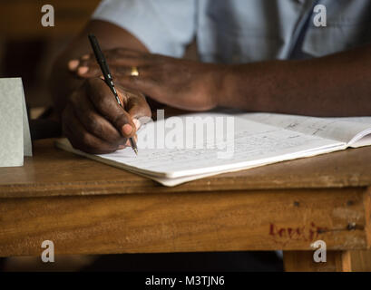 2e lieutenant Essono-Ebo Oscar prend des notes en tant que conseillers forment le 818th Escadron Consultatif d'aide à la mobilité enseigner chargement de l'aéronef pendant un cours pour les membres de l'Armée de l'air gabonaise au Gabon, l'Afrique, le 13 juin 2016. Le 818th MSAS de Joint Base McGuire air mobility fournit des services consultatifs et de la formation l'assistance à l'appui de l'Armée de l'air objectifs de renforcer les capacités des partenaires. (U.S. Air Force photo/Master Sgt. Brian Ferguson) 160613-F-BP133-457.jpg par AirmanMagazine Banque D'Images