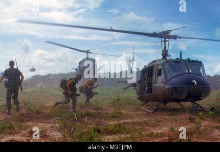 L'Armée américaine Bell UH-1D Iroquois, communément connu sous le nom de Huey, de transport des membres du 2e Bataillon, 14e Régiment d'infanterie de la plantation de caoutchouc Filhol zone pour une nouvelle zone de préparation au cours de l'opération Wahiawa, une mission de recherche et de destruction menée par la 25e Division d'infanterie, au nord-est de Cu Chi, Vietnam du Sud en 1966. (U.S. Archives de l'armée photo) VietnamHuey AirmanMagazine par002 Banque D'Images