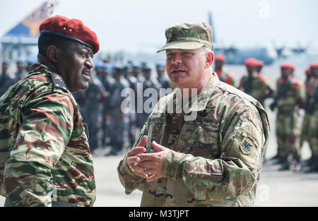 Le brigadier de l'armée américaine. Le général Kenneth Moore Jr. (droite), commandant adjoint de l'Afrique de l'armée américaine, et le brigadier. Le général Ferdinand Gaspard Olame Ndong (à gauche), Sous-chef d'état-major général des Forces armées de la République gabonaise, parler les uns avec les autres pendant le jour de l'ouverture de la cérémonie pour cette année, l'Accord Central exercer à Libreville au Gabon le 13 juin 2016. L'exercice de l'Afrique de l'armée américaine Accord Central 2016 est un annuel, combinés, exercice militaire conjoint qui réunit les nations partenaires pour pratiquer et démontrer sa compétence dans la conduite des opérations de maintien de la paix. (DoD News photo par TSgt Brian Kimball) 160613-F-QP401- Banque D'Images