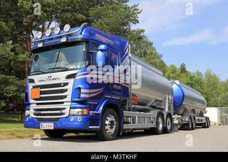TURKU, FINLANDE - le 13 juillet 2014 : Scania R500 V8 camion-citerne pour le transport de produits chimiques. La production européenne des produits chimiques devrait croître de 2,0 % cette année, selon Banque D'Images