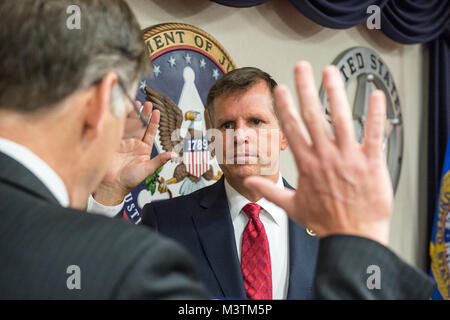 Washington D.C., le 7 juillet 2016, - Directeur adjoint de l'U.S. Marshals Service David Harlow jure à Patrick A. Burke comme le Maréchal pour le district du District de Columbia à l'USMS siège à Washington D.C. Prévôt Burke a servi plus de 24 ans avec la Metropolitan Police Department, plus récemment, le Directeur général adjoint de la division des mines et des Services stratégiques du Bureau. Au cours de sa carrière, MPD Burke servi dans quatre des sept districts de police, la Division des opérations spéciales, des opérations, de la commande et le domaine et l'unité d'appui tactique. Photo par : Shane T. McCoy / US Marshals DSC 3961.jpg par Banque D'Images