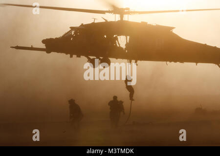 Force Recon Marines des États-Unis conduite corde rapide avec la formation de l'Armée U.S. Special Operations Aviation Regiment forces assignées à l'Afrique du commandement des opérations spéciales le 21 juillet 2016 au cours de l'exercice Southern Star chilienne qui s'est tenue à Santiago, Chili. Deux Blackhawks UH-60 a fourni une plate-forme mixte d'insertion lors de simulations de scénarios de formation. (U.S. Photo de l'armée par le sergent. Osvaldo Equite/libérés) 160721-A-S443-533 par ussouthcom Banque D'Images