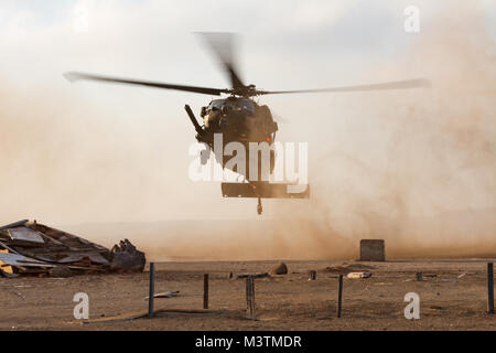 Le commandement des opérations spéciales de l'armée américaine a attribué l'UH-60 Blackhawk répète techniques d'atterrissage le 21 juillet 2016 à Santiago, Chili. Plus de 100 service SOCSOUTH ont participé à un entraînement bilatéral change, connu comme Estrella Austral en espagnol, de développer des compétences et d'accroître l'interopérabilité entre les forces pour mieux répondre aux défis de la sécurité régionale. (U.S. Photo de l'armée par le sergent. Osvaldo Equite/libérés) 160721-A-S443-573 par ussouthcom Banque D'Images