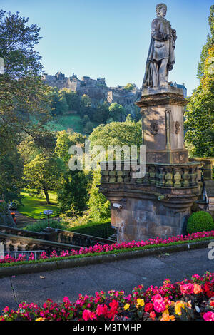 Allan Ramsay statue, château, Princes Street Gardens, Édimbourg, Écosse, Royaume-Uni. Banque D'Images