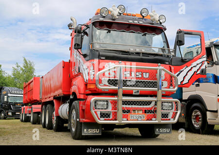 HATTULA, FINLANDE - le 12 juillet 2014 : la construction de camions Sisu rouge remorque avec grand bar bull sur l'affichage à l'Tawastia Chariot Week-end à Hattula, Finlande. Banque D'Images