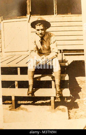 Photo du colonel Andrew Kowalski, l'armée des États-Unis à la retraite, 101, lorsqu'il était stationné à Hickam Field, Oahu, Hawaii. Le Dec 7, 1941 ; le jour de l'attaque surprise japonaise de détruire la flotte du Pacifique de la Marine américaine ancrée à Pearl Harbor, Kowalski était un sergent-chef à l'époque et a été chargé de tenir des registres des morts et blessés à Hickam Field. (U.S. Air Force photo par J.M. Eddins Jr.) Kowalski par AirmanMagazine 012 Banque D'Images