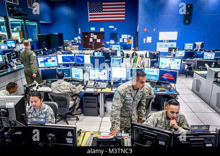 Le capitaine Kalani Guillermo, une bataille d'air manager affecté à la 169e Escadron de défense aérienne, New York Air National Guard, parle avec les techniciens de surveillance de l'air Airick Pelen Navigant de première classe et le sergent. Jennie Rose Ranada comme ils surveillent l'espace aérien autour de l'Îles Hawaïennes à Wheeler Army Airfield, Wahiawa, Oahu, Hawaii, Aug 11, 2016. Les annonces effectue deux missions : la surveillance à plein temps et l'identification de tous les aéronefs approchant Hawaii à empêcher une attaque hostile de l'air et le contrôle direct de l'interception des avions lancé pour étudier et pot non identifiés Banque D'Images