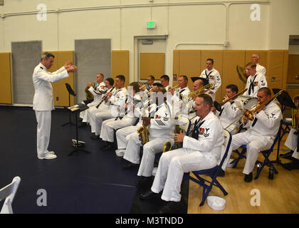 MAYPORT, Floride (Aug 12, 2016) - Région Marine du groupe joue de la musique avant le Commandement Sud des forces navales des États-Unis/U.S. 4ème flotte cérémonie de passation de commandement tenue au U.S. Naval Station Mayport. (U.S. Photo par marine Spécialiste de la communication de masse 2e classe Michael Hendricks/libérés) 160812-N-PQ607-009 par U.S. Naval Forces Southern Command américain   4ème Flotte Banque D'Images