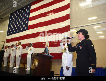 MAYPORT, Floride (Aug 12, 2016) - L'Armée de la CPS. Michelle Dillon chante l'hymne national au cours de la U.S. Naval Forces Southern Command/U.S. 4ème flotte cérémonie de passation de commandement tenue au U.S. Naval Station Mayport. (U.S. Photo par marine Spécialiste de la communication de masse 2e classe Michael Hendricks/libérés) 160812-N-PQ607-038 par U.S. Naval Forces Southern Command américain   4ème Flotte Banque D'Images