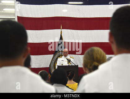 MAYPORT, Floride (Aug 12, 2016) - Adm. Kurt Tidd, commandant de la région Sud, donne un discours comme président de séance pour le U.S. Naval Forces Southern Command/U.S. 4ème flotte cérémonie de passation de commandement tenue au U.S. Naval Station Mayport. (U.S. Photo par marine Spécialiste de la communication de masse 2e classe Michael Hendricks/libérés) 160812-N-PQ607-095 par U.S. Naval Forces Southern Command américain   4ème Flotte Banque D'Images