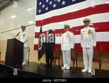 MAYPORT, Floride (Aug 12, 2016) - Arrière Adm. Sean Buck lit son Bureau du Personnel (BUPERS) ordonnances, assumer le commandement à nous. Le Commandement Sud des forces navales/U.S. 4ème flotte. (U.S. Photo par marine Spécialiste de la communication de masse 2e classe Michael Hendricks/libérés) 160812-N-PQ607-143 par U.S. Naval Forces Southern Command américain   4ème Flotte Banque D'Images