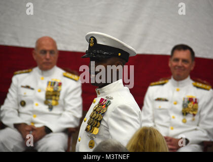 MAYPORT, Floride (Aug 12, 2016) - Commande Master Chief Herbert Ellis récite "La Montre" au cours de la U.S. Naval Forces Southern Command/U.S. 4ème flotte cérémonie de passation de commandement tenue au U.S. Naval Station Mayport. (U.S. Photo par marine Spécialiste de la communication de masse 2e classe Michael Hendricks/libérés) 160812-N-PQ607-187 par U.S. Naval Forces Southern Command américain   4ème Flotte Banque D'Images