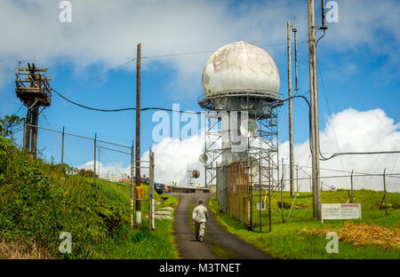 Tech. Le Sgt. Watanabe lance du 169e Escadron de défense aérienne (ADS) de la California Air National Guard basé à Wheeler Army Airfield, Oahu, Hawaii, est l'un des membres du personnel qui le mans site radar à Mt. Ka'ala (ARC) à 24 heures, 12 août 2016. Cet avion radar de contrôle et d'alerte rss informations pour la région du Centre des opérations aériennes de Hawaï à la 169e ADS Wheeler Army Airfield. L'information radar est utilisé pour les militaires et civils de la gestion du trafic aérien. (U.S. Air Force photo par J.M. Eddins Jr.) 160812-F-LW859-014 par AirmanMagazine Banque D'Images