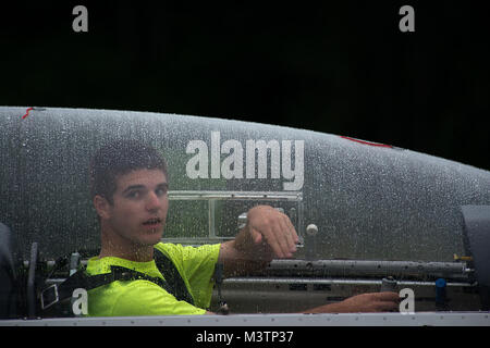 Civil Air Patrol cadet, Thomas Ray, des signaux à son aile-runner avant un vol tout en fréquentant la région du nord-est de l'Académie de planeur à Springfield, Vermont), Aile-porteur utilisez standard, rez-de-lancer des signaux à main pour communiquer avec remorquage de planeur et avion-pilotes. (U.S. Air Force photo/Master Sgt. Jeffrey Allen) par AirmanMagazine 1914 DSC Banque D'Images