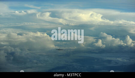 Un KC-135 vole dans certains nuages de tempête sur sa façon de faire le plein avec un C-17 Globemaster du 15ème escadron de transport aérien au large de la côte est de la Floride. Le KC-135 fournit les principales capacités de ravitaillement en vol pour l'Armée de l'air et a excellé dans ce rôle pendant plus de 50 ans. Cet atout unique améliore la capacité de l'Armée de l'air pour accomplir sa mission première qui est de portée mondiale. Il fournit également l'appui de ravitaillement en vol à l'air, la Marine, Marine Corps et pays allié des avions. Le KC-135 est également capable de transporter les déchets et les patients ambulatoires à l'aide de palettes de soutien aux patients pendant aeromedic Banque D'Images