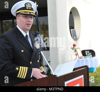 160916-N-KW311-008 KEYPORT, Washington (16 septembre 2016) ---- Le Capitaine Alan Schrader, Commandant, Naval Base Kitsap (NBK), lit les noms des soldats de la Seconde Guerre mondiale et la guerre de Corée dont les restes ont été identifiés récemment et sont rentrés chez eux pour l'enterrement. La huitième assemblée annuelle POW/MIA, la cérémonie de la Journée de reconnaissance organisée par Naval Undersea Warfare Center (NUWC Keyport, Division), a attiré environ 50 participants à la U.S. Naval Undersea Museum, Keyport, pour rendre un dernier hommage. (Photo de la marine officielle des communications de l'intérieur Troisième Classe Athena coiffure/libérés) 160916-KW311-008 Naval par B Banque D'Images