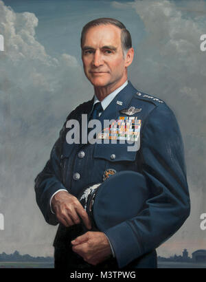 Charles A. Gabriel 1 Juillet 1982 - 30 juin 1986 Charles A. Gabriel, un visionnaire de l'USAF, laissé deux legs de son mandat comme le 11ème chef d'état-major : premièrement, l'amélioration de la qualité de vie globale pour le personnel de la Force aérienne et de la rapprocher de que dans le secteur civil, et deuxièmement, la valeur d'initiatives conjointes, qui a été largement annoncé comme une approche révolutionnaire pour créer la plus abordable et efficace des forces de combat terrestres dans le monde. Un diplômé de West Point en 1950, Gabriel, en 1963, a obtenu une maîtrise ès sciences en gestion de l'ingénierie à l'Université George Washington, lave Banque D'Images