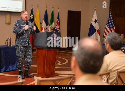 La ville de Panama, Panama (sept. 21, 2016) - Le Lieutenant Grant Coddington donne un aperçu du scénario de l'exercice en cours pour le passage de l'unitas 2016. UNITAS est un exercice multinational annuel axé sur le renforcement de nos partenariats régionaux existants et encourage l'établissement de nouvelles relations par l'échange de connaissances maritimes axée sur la mission et l'expertise tout au long de l'exercice. (U.S. Photo par marine Spécialiste de la communication de masse 1re classe Jacob Sippel/libérés) 160921-N-AW702-002 par U.S. Naval Forces Southern Command américain   4ème Flotte Banque D'Images