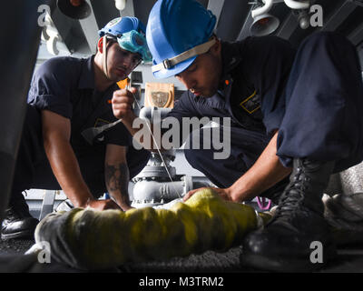 SAN DIEGO (oct. 10, 2016), Fernando Marin Alverez de Los Angeles, à gauche, est titulaire d'une ligne en tant que maître de 3e classe Marco Colon, de Ponce, Puerto Rico, la lie à une autre ligne en préparation pour l'amarrage sur un pont exposé du porte-avions USS Nimitz (CVN 68). Nimitz a terminé avec succès un programme de six jours officiellement d'essais en mer marquant la fin d'une prolongation de 20 mois supplémentaires prévues disponibilité. Le navire va maintenant commencer un cycle de formation et de qualification en préparation pour un prochain déploiement de 2017. (U.S. Photo de la marine du Maître de 2e classe Siobhana R. McEwen/libérés) USS Nimitz tirer Banque D'Images