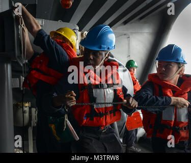 Océan Pacifique (oct. 16, 2016) - Les marins se préparent à libérer la ligne téléphonique et de la distance au cours d'une reconstitution en cours réguliers à bord d'USS Nimitz (CVN 68). Nimitz est en cours pour compléter d'envol et de certification des qualifications de l'opérateur pour un prochain déploiement de 2017. (U.S. Photo de la marine par le maître de 3e classe Samuel Bacon/libérés) 161016-N-DA275-136 par l'USS NIMITZ (CVN 68) Banque D'Images