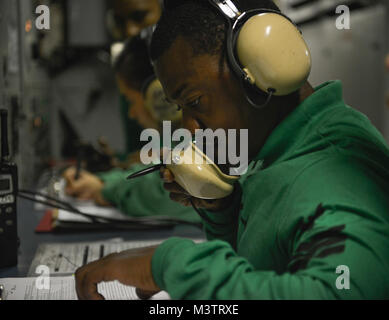 Océan Pacifique (oct. 18, 2016) Maître de 1re classe Eddy Eugene, originaire de Delray Beach (Floride) communique avec le personnel sur le pont de la salle de contrôle d'une catapulte à bord d'USS Nimitz (CVN 68). Nimitz est en cours pour compléter d'envol et de certification des qualifications de l'opérateur pour un prochain déploiement de 2017. (U.S. Photo par MARINE MATELOT Emily Johnston) 161018-N-LC642-014 par l'USS NIMITZ (CVN 68) Banque D'Images