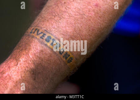 Participant RAGBRAI Kevin Swensen a un bracelet Livestrong tatoué sur son bras pour montrer son soutien à la lutte de son père contre le cancer. Swensen est un ancien capitaine principal sergent et obtenu le tatouage en réponse à des règlements interdisant l'usure du bracelet jaune. (U.S. Air Force photo/Le s.. Julianne M. Showalter) Ragbrai009 par AirmanMagazine Banque D'Images