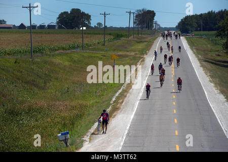 Les participants RAGBRAI balade le long de champs de maïs et de maisons de ferme en route pour Webster City, Iowa. Certains coureurs ne font pas l'ensemble de cours sur leur vélo et marcher ou faire un tour avec un véhicule de récupération. (U.S. Air Force photo/Le s.. Julianne M. Showalter) Ragbrai012 par AirmanMagazine Banque D'Images