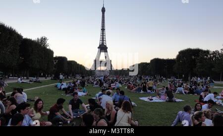 Pique-nique sous la Tour Eiffel Banque D'Images