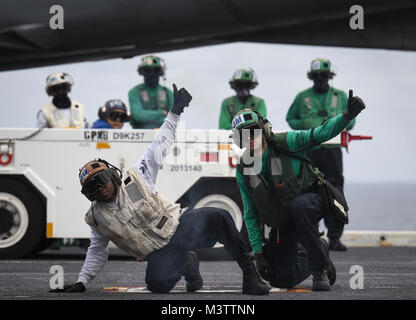 Océan Pacifique (nov. 26, 2016) Maître de 2e classe Luis Silva, à gauche, et le Maître de 1re classe Robert Benson, tous deux assignés à la diamants bleus de Strike Fighter Squadron (VFA) 146 signal pour lancer un F/A-18E Super Hornet sur le pont du porte-avions USS Nimitz (CVN 68). Nimitz est actuellement en cours la conduite du navire, la disponibilité de la formation sur mesure et l'évaluation finale Problème (TSTA/FEP), qui évalue l'équipage sur leur rendement au cours des exercices de formation et des scénarios du monde réel. Une fois terminée, TSTA Nimitz/FEP ils commenceront Conseil d'Inspection et enquête (INSURV) et com Banque D'Images