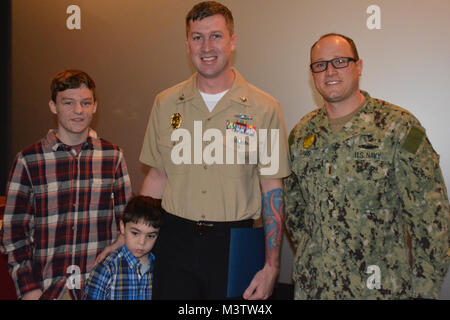 161214-N-UQ990-030, SILVERDALE Washington (déc. 14, 2016) - nouvellement promu maître de 1re classe Jason Kaye (centre) avec la famille et les amis pendant un appel mains-NBK à Bangor Plaza. (U.S. Photo de la marine du Maître de 2e classe Cierra Staples/libérés) 161214-N-UQ990-030 Banque D'Images