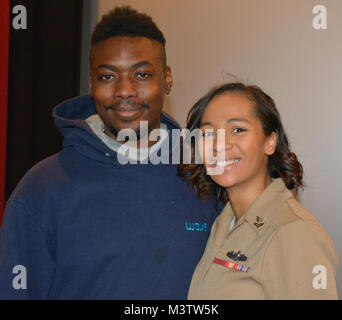 161214-N-UQ990-056, SILVERDALE Washington (déc. 14, 2016) - Maître de 2e classe Athena coiffure avec son mari lors d'un appel à l'ensemble du personnel Naval Base Kitsap (NBK)-Bangor Plaza. (U.S. Photo de la marine du Maître de 2e classe Cierra Staples/libérés) 161214-N-UQ990-056 par Naval Base Kitsap (NBK) Banque D'Images