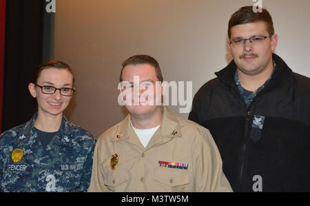 161214-N-UQ990-057, SILVERDALE Washington (déc. 14, 2016) - Maître de 2e classe Thomas Bullock avec d'autres marins pendant un appel mains libres à Naval Base Kitsap (NBK)-Bangor Plaza. (U.S. Photo de la marine du Maître de 2e classe Cierra Staples/libérés) 161214-N-UQ990-057 par Naval Base Kitsap (NBK) Banque D'Images