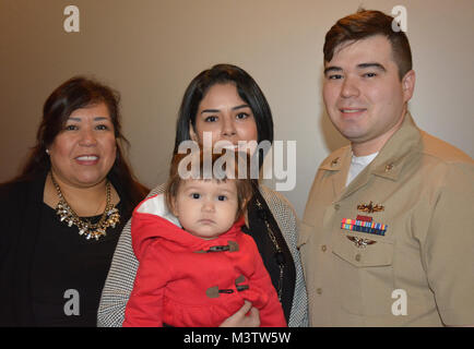 161214-N-UQ990-060, SILVERDALE Washington (déc. 14, 2016) - Maître de 2e classe Edward Eilders avec sa famille pendant un appel mains libres à Naval Base Kitsap (NBK)-Bangor Plaza. (U.S. Photo de la marine du Maître de 2e classe Cierra Staples/libérés) 161214-N-UQ990-060 par Naval Base Kitsap (NBK) Banque D'Images