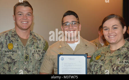 161214-N-UQ990-089, SILVERDALE Washington (déc. 14, 2016) - Maître de 3e classe Julian Hernandez (centre) avec d'autres marins pendant un appel mains libres à Naval Base Kitsap (NBK)-Bangor Plaza. (U.S. Photo de la marine du Maître de 2e classe Cierra Staples/libérés) 161214-N-UQ990-089 par Naval Base Kitsap (NBK) Banque D'Images