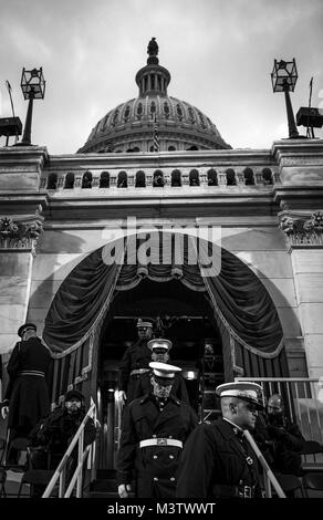 Service interarmées des États-Unis ouvre la cérémonie se préparer pour la 58e Cérémonie d'investiture à Washington, D.C., le 20 janvier 2017. Plus de 5 000 membres de toutes les branches des forces armées des États-Unis, y compris les réserves et les composants de la Garde nationale, à condition que l'appui de cérémonie et l'appui de la défense aux autorités civiles au cours de la première période. (DoD photo par le sergent de l'US Air Force. Marianique Santos) 170120-D-NA975-0325 par AirmanMagazine Banque D'Images