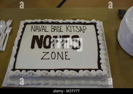 170228-N-DA597-007, SILVERDALE Washington (fév. 28, 2017) - un gâteau de cérémonie préparée par le Naval Base Kitsap (NBK), Trident Inn Galley le personnel aide commémorer l'ouverture de la Marine et de remise en forme mis à niveau opérationnel les systèmes de ravitaillement (NOFFS) installation à NBK - Bangor. (U.S. Photo de la marine du Maître de 2e classe Athena coiffure/libérés) 170228-N-DA597-007 par Naval Base Kitsap (NBK) Banque D'Images