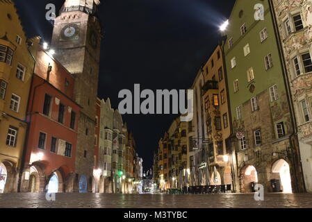 Vue panoramique sur les rues vides de la vieille ville, capturées à minuit à Innsbruck, en Autriche. Banque D'Images