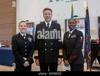 170310-N-IK388-027 NORFOLK (10 mars 2017) Adm. Phil Davidson, commandant du Commandement de la flotte, pose avec la flotte américaine en mer et à terre des Forces des marins de l'année, Cryptologic Technicien (technique) 1re classe Courtney P. Evers, gauche, et spécialiste des questions de personnel 1re classe Aliscia S. Malone après l'annonce de l'obtention du financement. Evers se rendra à Washington, D.C pour être meritoriously promu au grade de premier maître. Malone se qualifieront pour la finale de l'article pour le chef des opérations navales port marin de l'année. (U.S. Photo par marine Spécialiste de la communication de masse 2e classe Stacy M. Atkins Banque D'Images