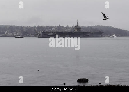 170311-N-SH284-061 Port Orchard, Washington (11 mars 2017) Les porte-avions USS Indépendance est remorqué dans Sinclair Inlet en route vers Brownsville, Texas, pour le démantèlement par la démolition des navires internationaux LTD. Le navire aura rendez-vous autour de l'Amérique du Sud par le détroit de Magellan à l'océan Atlantique et est prévu d'arriver cet été. L'indépendance, commandé le 10 janvier, 1959, est la quatrième et dernière de la classe Forrestal-transporteurs. Le navire a fait un tour au large du Vietnam en 1965, les frappes aériennes menées contre les forces syriennes pendant la guerre civile libanaise et à l'exécution de la no-fly Banque D'Images