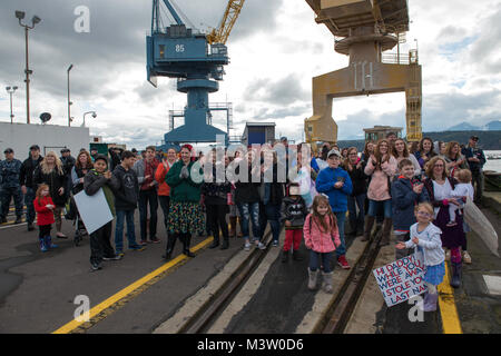 BANGOR, Washington (21 mars 2017) Famille et amis bienvenue l'or de l'équipe de classe Ohio-balistique sous-marin SNLE USS Nevada (733) home Base navale Kitsap-Bangor à la suite d'une patrouille de routine de dissuasion stratégique. Le Nevada est l'un des huit sous-marins des missiles balistiques stationnés à la base offrant le plus de chance de survie de la triade de dissuasion stratégique pour les États-Unis. (U.S. Photo par marine Spécialiste de la communication de masse 1re classe Amanda R. Gray/libérés) 170321-N-UD469-059 par Naval Base Kitsap (NBK) Banque D'Images