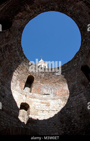 Voir l'ouverture circulaire dans la partie supérieure de Vestibule de Dioclétien, la ville de Split en Croatie Banque D'Images