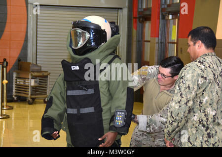 170322-N-ND850-350 AUSTIN, Texas (mars. 22, 2017) l'élimination des explosifs et munitions de 1ère classe technicien Connor, Antkowski de Dallas, affecté à l'unité mobile de destruction des engins explosifs (NEDEX) EODMU 11, un groupe, basé à San Diego ; et chef technicien EOD Dominic Juarez, attribué à 1 Groupe de NEM, aider un étudiant don une combinaison antibombe à William B. Travis Début Collège École durant la Semaine de la Marine Austin. Les marins seront visibles dans l'ensemble de la Communauté pendant la Semaine de la Marine Austin, Mars 18-24, faire des présentations à l'Austin Aquarium, locales et des Clubs Garçons et filles. (U.S. Na Banque D'Images