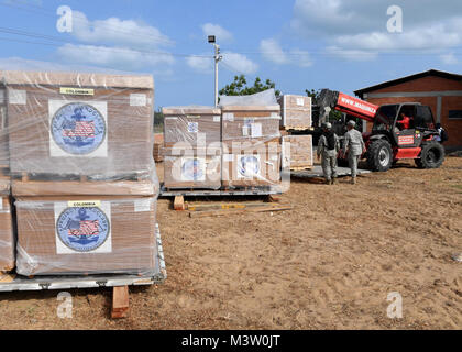 170322-N-UX839-026 MAYAPO, Colombie (22 mars 2017) Ð service colombien de palettes charge membres don américain de soins médicaux, dentaires et de produits d'hygiène à la promesse continue 2017 (CP-17) site médical à Mayapo, Colombie. Près de 7 tonnes de matériel ont été livrés à Mayapo par NavyÕs la poignée de projet, qui transporte des marchandises fait don à eux sans frais pour les organismes de bienfaisance. Les dons seront distribuées dans toute la région de la Guajira en Colombie. CP-17 est un U.S. Southern Command-parrainé et U.S. Naval Forces Southern Command/U.S. 4ème flotte-déploiement effectué pour mener l'opération civilo-militaire Banque D'Images