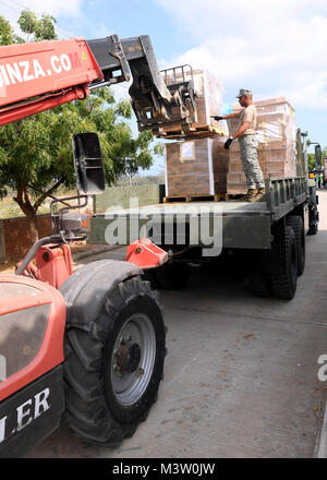 170322-N-UX839-030 MAYAPO, Colombie (22 mars 2017) Ð service colombien de palettes charge membres don américain de soins médicaux, dentaires et de produits d'hygiène à la promesse continue 2017 (CP-17) site médical à Mayapo, Colombie. Près de 7 tonnes de matériel ont été livrés à Mayapo par NavyÕs la poignée de projet, qui transporte des marchandises fait don à eux sans frais pour les organismes de bienfaisance. Les dons seront distribuées dans toute la région de la Guajira en Colombie. CP-17 est un U.S. Southern Command-parrainé et U.S. Naval Forces Southern Command/U.S. 4ème flotte-déploiement effectué pour mener des opérations civiles et militaires Banque D'Images