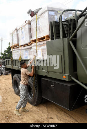 170322-N-UX839-085 MAYAPO, Colombie (22 mars 2017) Ð service colombien de palettes charge membres don américain de soins médicaux, dentaires et de produits d'hygiène à la promesse continue 2017 (CP-17) site médical à Mayapo, Colombie. Près de 7 tonnes de matériel ont été livrés à Mayapo par NavyÕs la poignée de projet, qui transporte des marchandises fait don à eux sans frais pour les organismes de bienfaisance. Les dons seront distribuées dans toute la région de la Guajira en Colombie. CP-17 est un U.S. Southern Command-parrainé et U.S. Naval Forces Southern Command/U.S. 4ème flotte-déploiement effectué pour mener des opérations civiles et militaires Banque D'Images