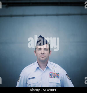 Nom : Tech Sgt. Dustin Heines où ils sont de : 514e Ingénieur Civil Sqd., Joint Base McGuire-Dix-Lakehurst, New Jersey) Raison de la visite : respect de l'équipement opérationnel de NEM (U.S. Air Force Photo/Master Sgt. Jeremy Lock) visages097 par AirmanMagazine Banque D'Images