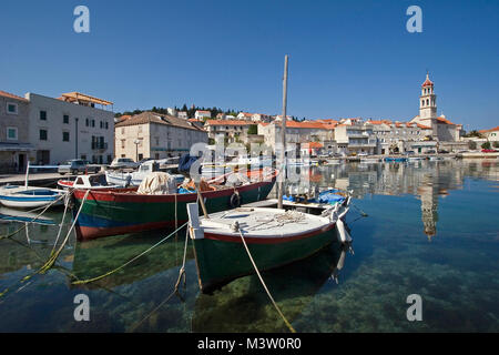 Vieux bateaux de pêche en bois dans le port de Milna sur l'île de Brac, Croatie Banque D'Images