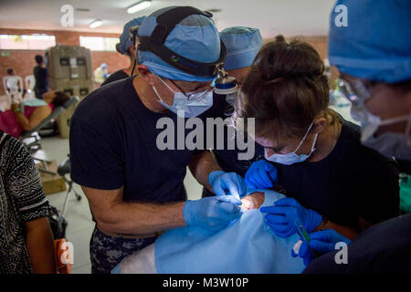 170325-N-YL073-334 MAYAPO, Colombie (25 mars 2017) - Le Cmdr. Christopher Crecelius, originaire de Sequim, Washington, attaché militaire de Walter Reed Medical Center, Bethesda, Md, chirurgie reconstructive effectue par la persistance de promesse 2017 (CP-17) site médical à Mayapo, Colombie. CP-17 est un U.S. Southern Command-parrainé et U.S. Naval Forces Southern Command/U.S. 4ème flotte-déploiement effectué pour mener des opérations civiles et militaires y compris l'aide humanitaire, les missions de formation et de soins médicaux, dentaires et vétérinaires, de l'assistance dans un effort pour montrer le soutien des États-Unis et de l'engagement à Banque D'Images