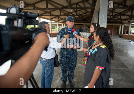 170325-N-YL073-015 MAYAPO, Colombie (25 mars 2017) - Le Lieutenant Cmdr. Robert Lennon, promesse continue 2017Agir (CP-17) Médecin fonctionnaire responsable, parle avec les journalistes colombiens à la medical site dans Mayapo, Colombie. CP-17 est un U.S. Southern Command-parrainé et U.S. Naval Forces Southern Command/U.S. 4ème flotte-déploiement effectué pour mener des opérations civiles et militaires y compris l'aide humanitaire, les missions de formation et de soins médicaux, dentaires et vétérinaires, de l'assistance dans un effort pour montrer le soutien des États-Unis et de l'engagement de l'Amérique centrale et du Sud. (U.S. Photo de la marine par la communication de masse Special Banque D'Images